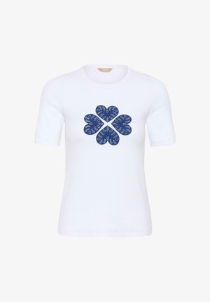 Weißes T-Shirt mit kurzen Ärmeln, rundem Ausschnitt und einem zentralen marineblauen Kleeblatt-Design aus vier Herzen mit weißen dekorativen Mustern.