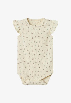 Jasno beżowy bawełniany bodysuit z krótkimi falbaniastymi rękawami, z kwiatowym wzorem w odcieniach różu i zieleni. Zapięcia na zatrzaski u dołu.