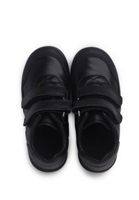 Scarpe nere con una tomaia in pelle liscia, due cinturini in velcro regolabili, punte arrotondate e suole in gomma testurizzata.