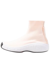 Lichtroze gebreide high-top sneaker met een witte rubberen zool. Kenmerken zijn het reliëf logo "TOMMY HILFIGER", een stevig ontwerp en een taps toelopende pasvorm.
