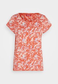 T-shirt femme à manches courtes avec motif camouflage abstrait orange, rose et violet clair et col rond.