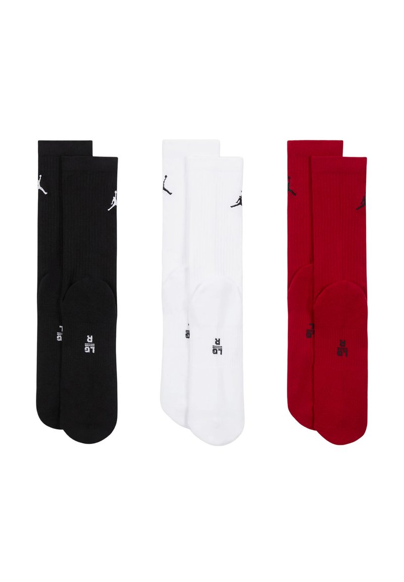 Tre paia di calzini: neri con dettagli bianchi, bianchi con dettagli neri e rossi con dettagli neri. Tutti presentano una texture a coste e il logo.