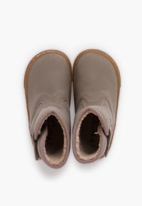 Grijze leren enkellaarsjes met een zachte binnenvoering. Rubberen zool en decoratief stiksel, met een afgeronde teenvorm.