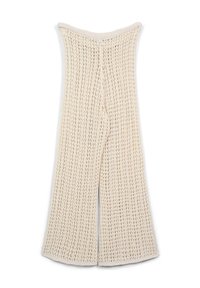 Combinaison en tricot beige avec une texture à mailles ouvertes, jambes larges évasées et bord supérieur à bande. Dispose d'une fermeture arrière pour un ajustement sécurisé.