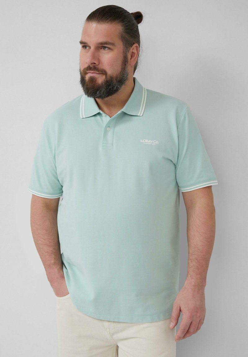 Mintgrünes Polohemd aus strukturiertem Stoff, mit einer Knopfleiste mit zwei Knöpfen, weißem Kragen und passenden Ärmelakzenten. Logo auf der linken Brust.