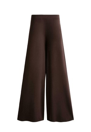 Pantalons marron à jambe large en tissu lisse. Présentent une taille haute et des lignes épurées sans poches visibles ni embellissements.