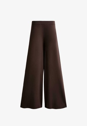 Brune, brede bukser lavet af et glat stof. Har høj talje og rene linjer uden synlige lommer eller udsmykninger.