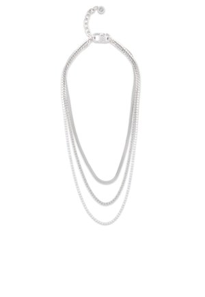 Sølv multi-streng halskæde med tre forskellige kædestilarter: glat, struktureret og kædelink, med en justerbar lukning til længde.