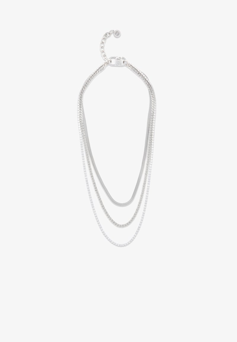 Collana d'argento a più fili con tre stili di catena diversi: liscia, testurizzata e a catena, dotata di chiusura regolabile per la lunghezza.