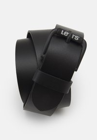 Ceinture en cuir noir avec une texture lisse, une large sangle et une boucle rectangulaire présentant un logo et un accent texturé.
