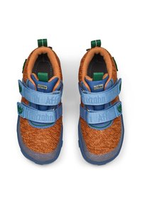 Kinderschuhe mit einem orangefarbenen Textil-Obermaterial, blauen Klettverschlüssen und grauen Gummisohlen. Mit grünen Akzenten und einem Markenlogo.