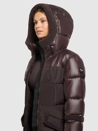 Mørkerød dunjakke med blødt foer i hætten, lynlåslukning og sidelommer. Teksturerede detaljer og skinnende yderside forbedrer designets elementer.