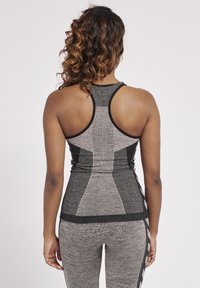 Graues athletisches Tanktop mit figurbetontem Design, ausgestattet mit Mesh-Einsätzen und schwarzen Akzenten. Der Rücken ist im Racer-Stil und mit strukturierten Details gestaltet.