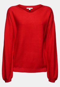 Pull rouge à manches longues avec un col rond légèrement large et des poignets et un ourlet côtelés, présenté sur un fond uni.