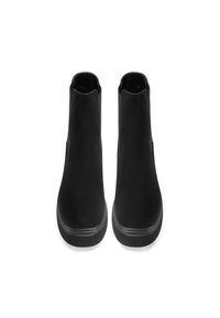 Stivaletti neri alla caviglia in suede, con una finitura liscia, pannelli elastici laterali e una suola in gomma a profilo basso.