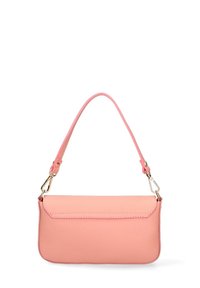 Piccola borsa in pelle rosa con una singola tracolla staccabile e chiusura a patta, esposta su uno sfondo bianco.