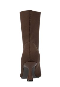 Botín tejido marrón hasta el tobillo con un diseño ajustado, punta afilada y tacón de aguja. Presenta un detalle de costura vertical y un acabado liso en el tacón.