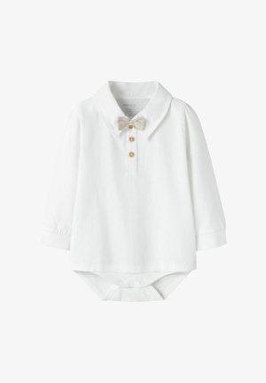 Weißer Langarm-Strampler mit Kragen, beiger Fliege und drei Holzknöpfen am Hals. Druckknopfverschluss am unteren Ende.