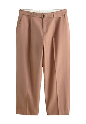 Béžové nohavice s vysokým pásom, bočnými vreckami, prednými záhybmi, opaskovými pútkami a zodpovedajúcim látkovým opaskom so striebornou kruhovou prackou.
