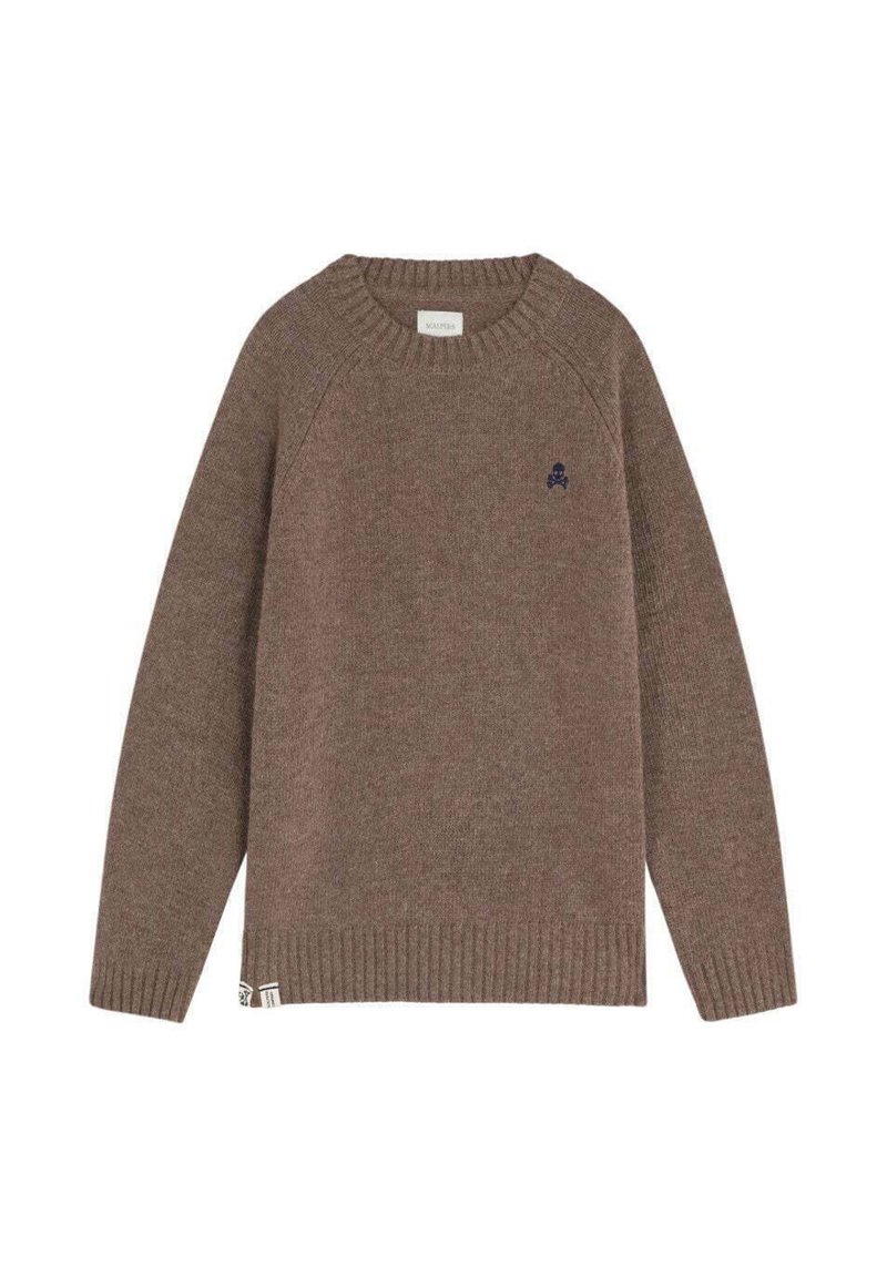 Jersey marrón de punto con cuello redondo, puños y dobladillo acanalados, con un pequeño emblema de calavera azul oscuro en el pecho. Textura suave.