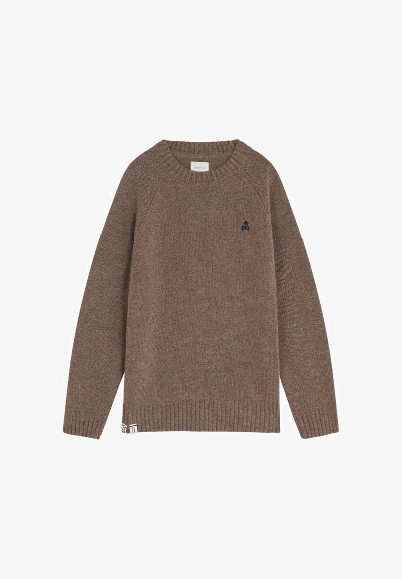 Pull en maille marron à col rond, avec des poignets et un ourlet côtelés, arborant un petit emblème de crâne bleu marine sur la poitrine. Texture douce.
