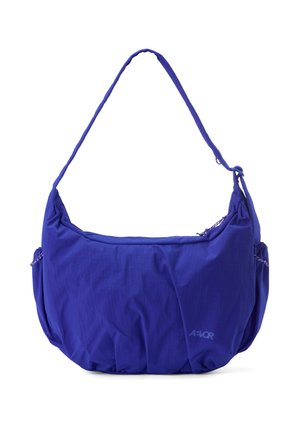Blaue Nylon-Schultertasche mit verstellbarem Riemen, Seitentaschen und gerafften Stoffdetails.