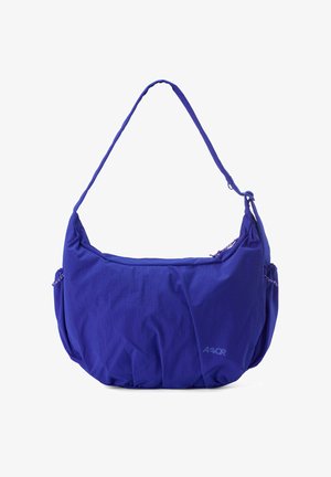 Blaue Nylon-Schultertasche mit verstellbarem Riemen, Seitentaschen und gerafften Stoffdetails.