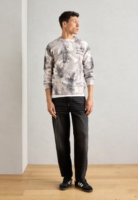 Scotch & Soda PRINTED DROPPED SHOULDER - Strickpullover - eggnog/grey