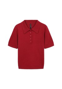 Polo shirt a maniche corte rossa in maglia con colletto ampio e cinque bottoni su sfondo bianco.