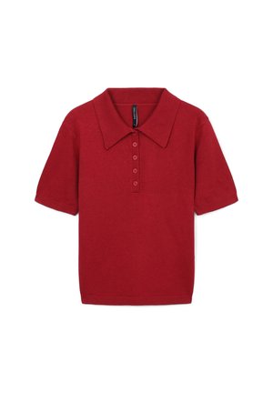 Polo shirt tricot rouge à manches courtes avec large col et cinq boutons sur fond blanc.