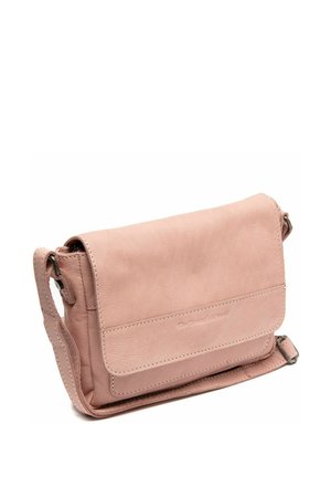 Crossbody tas in zacht roze leer met een omgevouwen klep, gestikte details en een verstelbare schouderband. Minimalistisch ontwerp met subtiele branding.