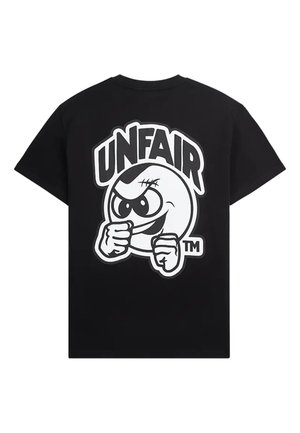 Schwarzes T-Shirt mit einer auffälligen Grafik eines wütenden Cartoon-Gesichts, das die Fäuste hebt, und dem Wort "UNFAIR" darüber in großen Buchstaben.