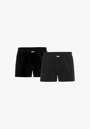 Zwei Paar Boxershorts: eine einfarbig schwarze und eine schwarze mit einem weißen Karomuster, beide mit elastischen Taillenbändern und aus weichem Stoff.