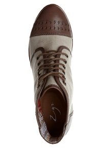Chaussure à lacets marron et beige avec bout et garniture en cuir, vue de dessus, présentant une doublure intérieure à carreaux et une semelle cousue.