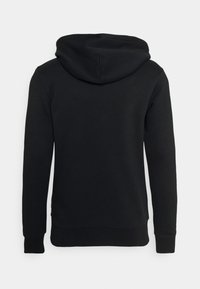 Felpa nera con cappuccio rotondo, maniche lunghe e superficie liscia. Presenta polsini e orlo a coste. Design minimalista, senza stampe visibili.