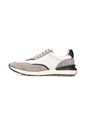 Des baskets avec une tige en daim gris et en cuir blanc, un bout arrondi et un talon texturé noir, reposant sur une semelle de couleur crème.