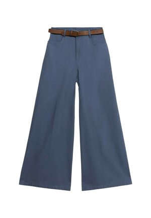 Pantalones de pierna ancha en tejido azul suave, con un cinturón marrón, dos bolsillos frontales y una textura suave con un diseño informal.