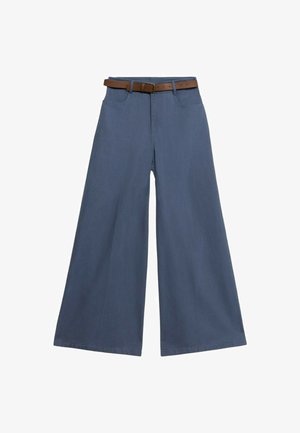 Wijdvallende broek in zachtblauwe stof, uitgerust met een bruine riem, twee voorzakken en een gladde textuur met een casual ontwerp.