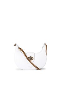 Borsa a mano in pelle bianca con forma arrotondata, tracolla in catena dorata e chiusura decorativa. Presenta una superficie liscia e un branding minimale.