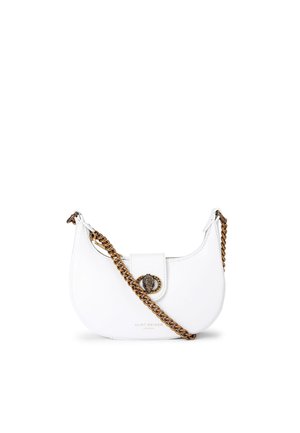 Borsa a mano in pelle bianca con forma arrotondata, tracolla in catena dorata e chiusura decorativa. Presenta una superficie liscia e un branding minimale.