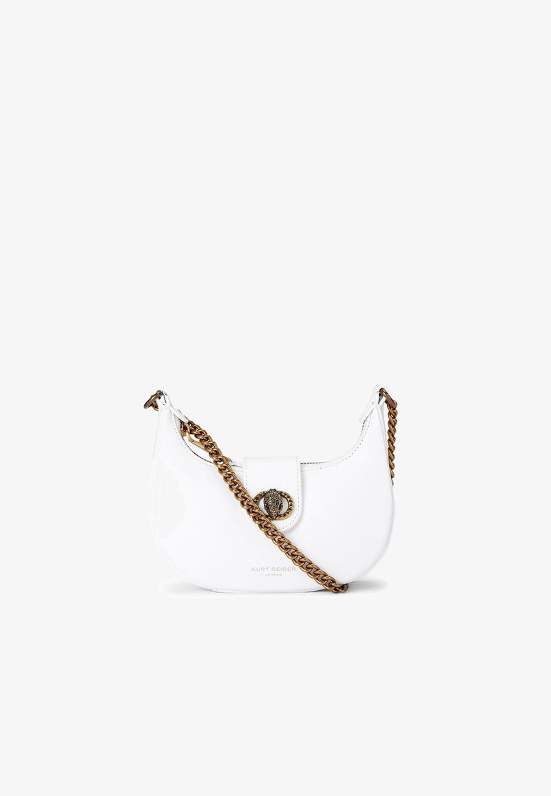 Borsa a mano in pelle bianca con forma arrotondata, tracolla in catena dorata e chiusura decorativa. Presenta una superficie liscia e un branding minimale.