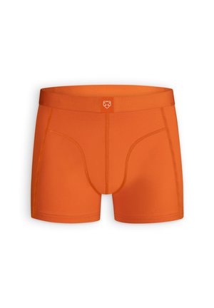 Fel oranje herenboxers met zichtbare stiksels en een klein logo op het voorste midden van de tailleband.