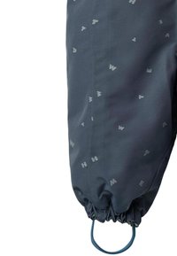 Granatowe, wodoodporne spodnie z elastycznymi mankietami, ozdobione subtelnym monochromatycznym wzorem liter oraz pętlą do regulacji.