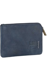 Cartera de cuero azul marino con cierre de cremallera, textura suave, logo en relieve y detalles de costura en contraste a lo largo del borde. Forma rectangular compacta.