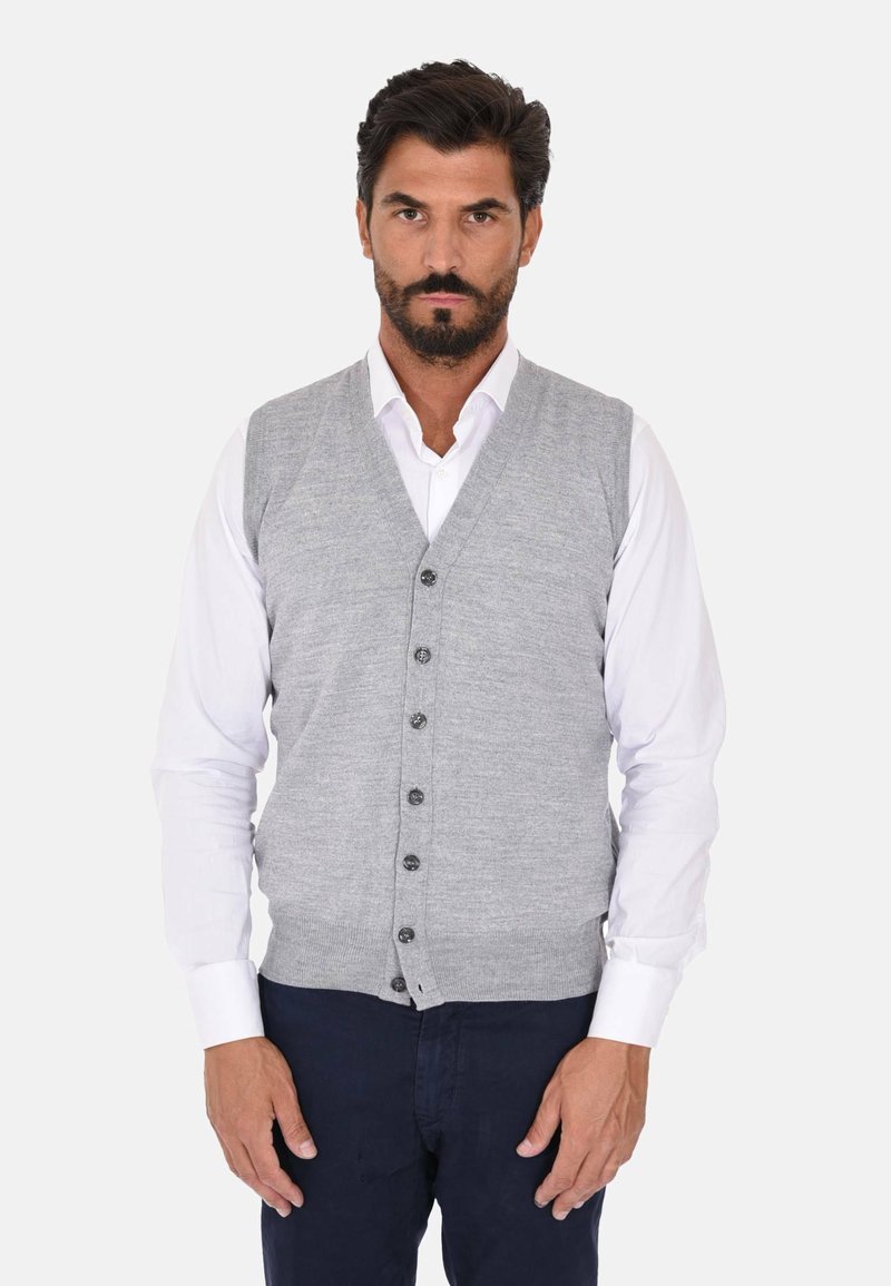 Gilet grigio lavorato a maglia con scollo a V, bottoni scuri sul davanti, abbinato a una camicia bianca. Texture liscia e design casual.