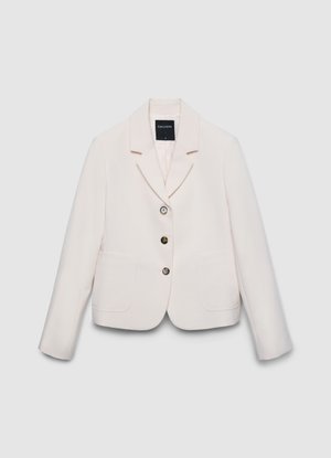 Blazer rosa chiaro con rever a lancia, tre bottoni, due tasche frontali e maniche lunghe. Tessuto liscio e vestibilità sagomata. Etichetta visibile.
