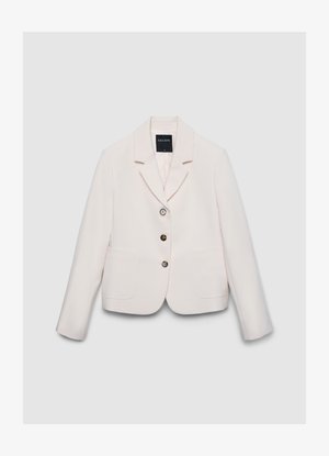 Blazer rose clair avec un revers en encoche, trois boutons, deux poches avant et manches longues. Tissu lisse et coupe ajustée. Étiquette visible.