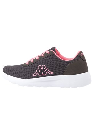 Schwarze Mesh-Sportschuhe mit pinken Akzenten, einschließlich Schnürsenkel und Innenfutter. Verfügt über eine weiße Gummisohle und ein Logo an der Seite.