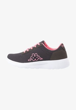 Baskets de sport en maille noire avec des accents roses, y compris les lacets et la doublure intérieure. Dotées d'une semelle en caoutchouc blanche et d'un logo sur le côté.