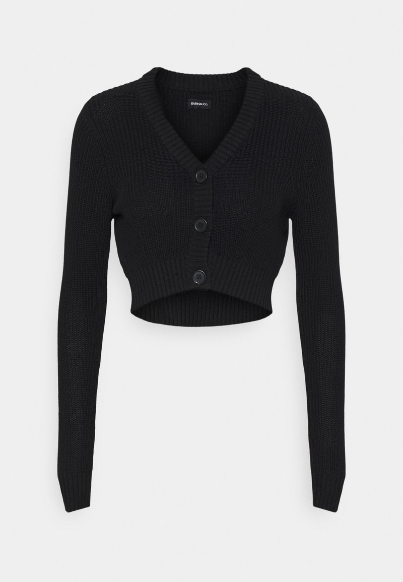 Cardigan court noir en tissu tricoté côtelé avec un col en V, des manches longues et trois boutons sur le devant pour la fermeture.